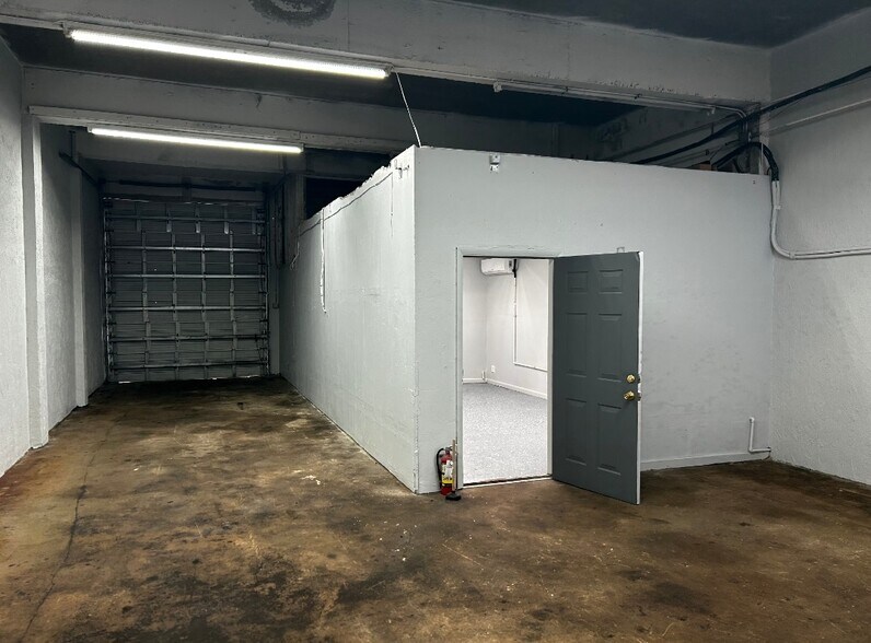 More Photos Of 241 NE 32nd Ct, Oakland Park Warehouse For Lease