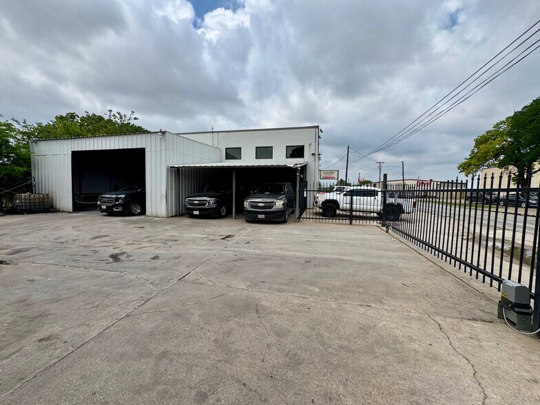More Photos Of 11211 Ables Ln, Dallas Flex For Lease