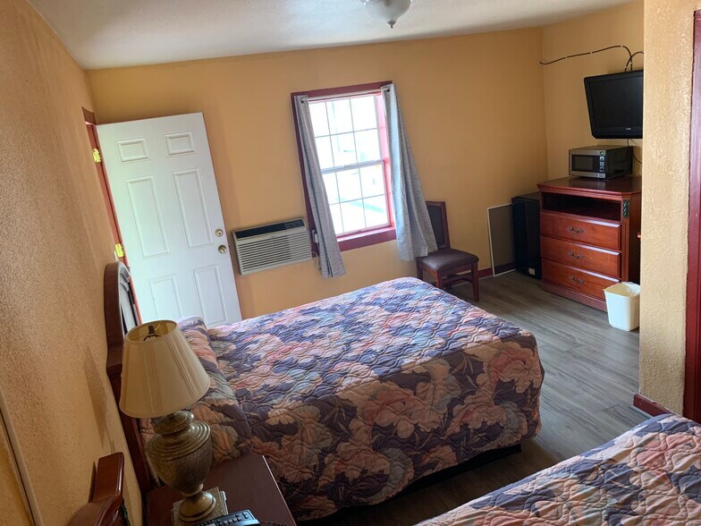 More Photos Of 1041 Westpoint Ave, Colorado City Hotel For Sale