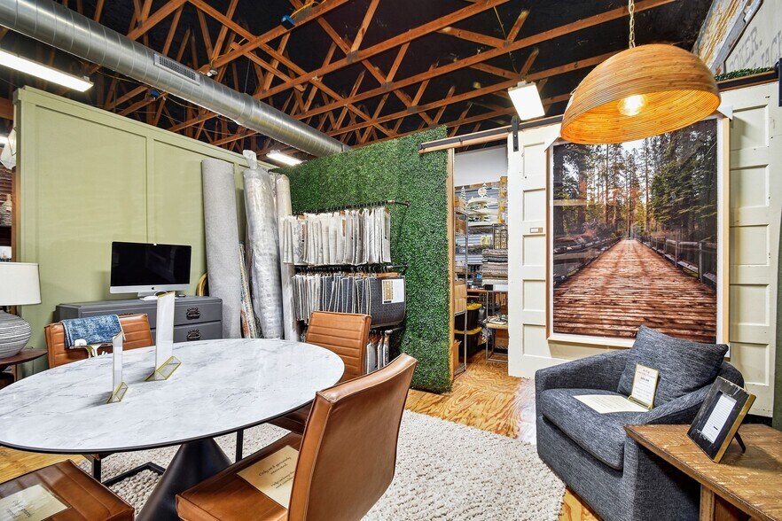 More Photos Of 330 W Mercer St, Dripping Springs Freestanding For Lease