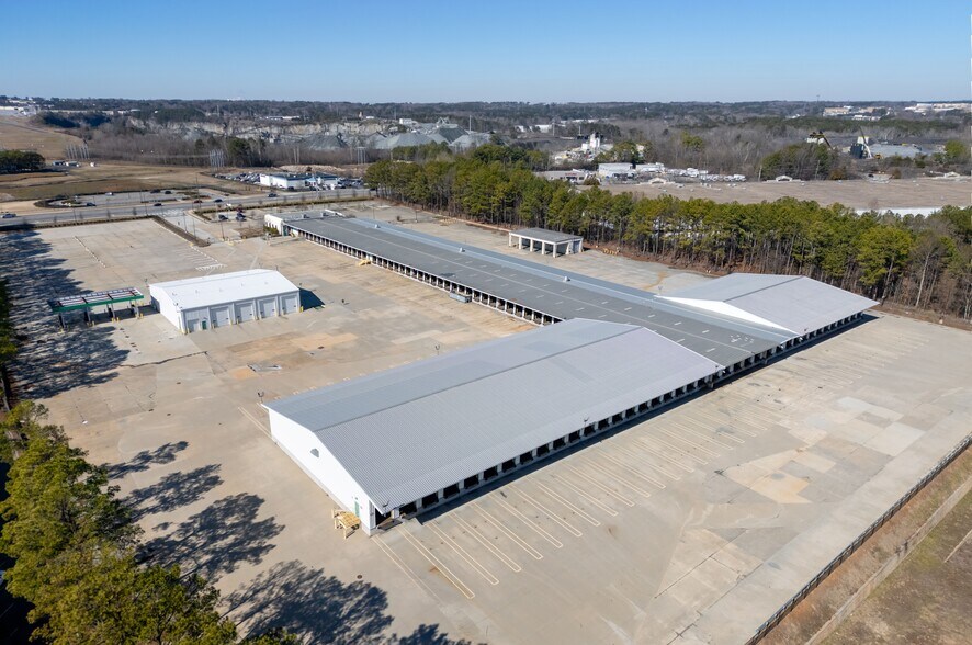 More Photos Of 2400 Barrett Lakes Blvd, Kennesaw Truck Terminal For Lease
