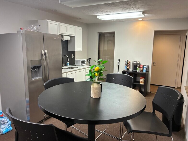 More Photos Of 461-489 W Parkland Dr, Sandy Warehouse For Lease