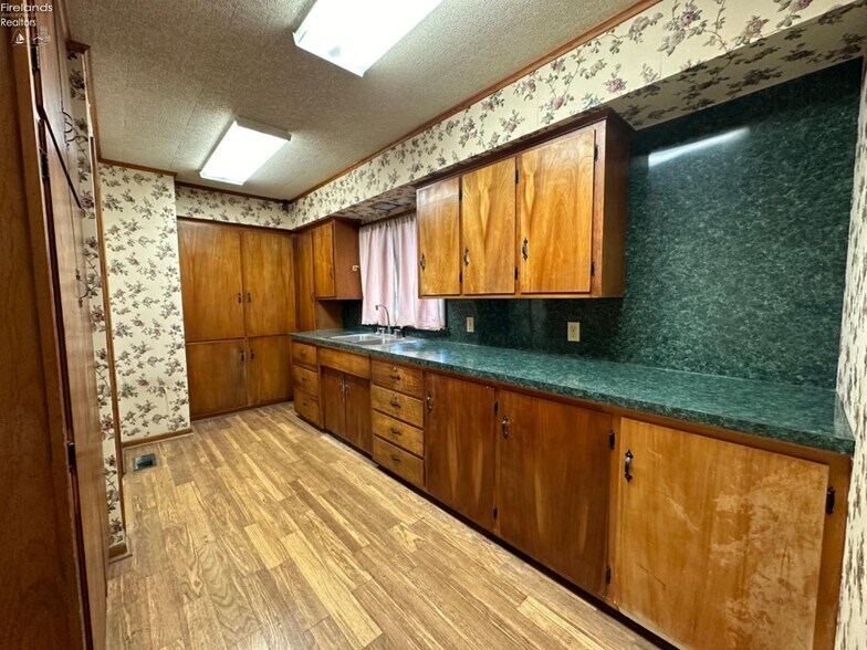 More Photos Of 9 Herrick Aly, Monroeville Freestanding For Sale