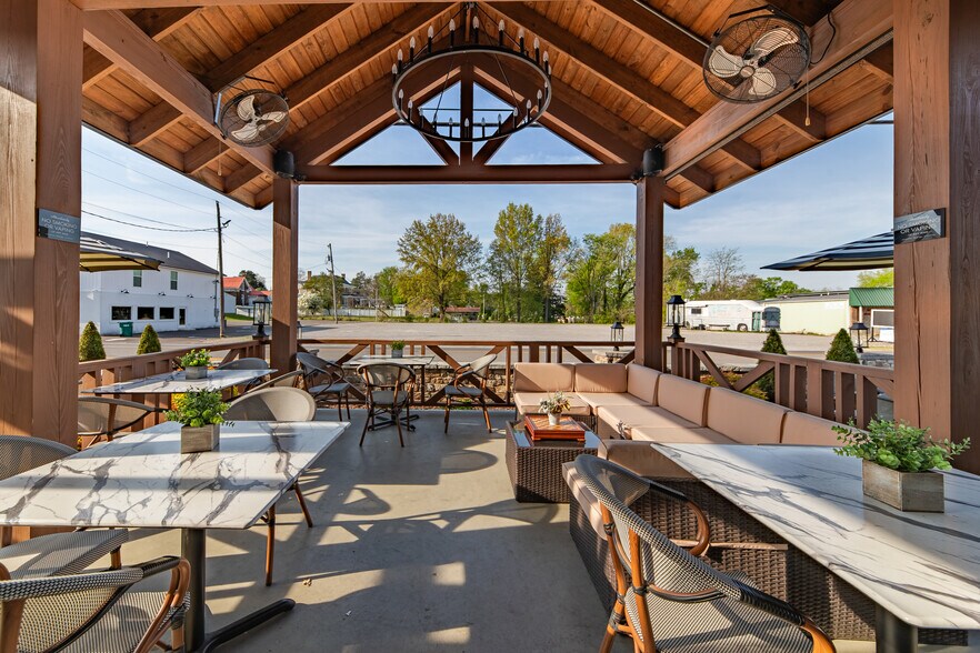 More Photos Of 320 W College St, Pulaski Fast Food For Sale