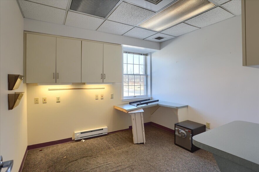 More Photos Of 1784 4th Ave, York Office For Sale