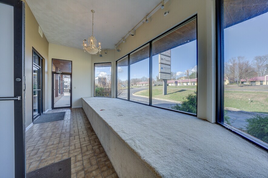 More Photos Of 5335 Peters Creek Rd, Roanoke Office For Sale