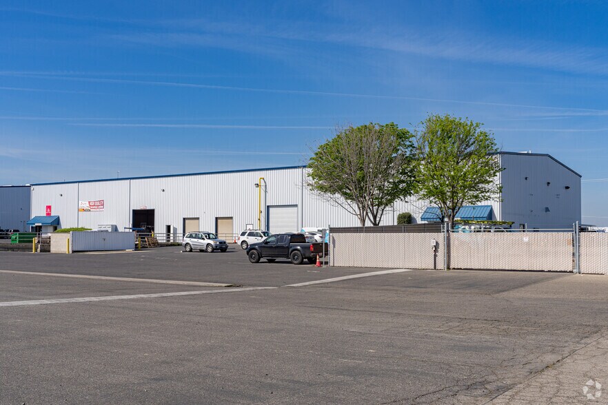 More Photos Of 7345 W Goshen Ave, Visalia Warehouse For Lease