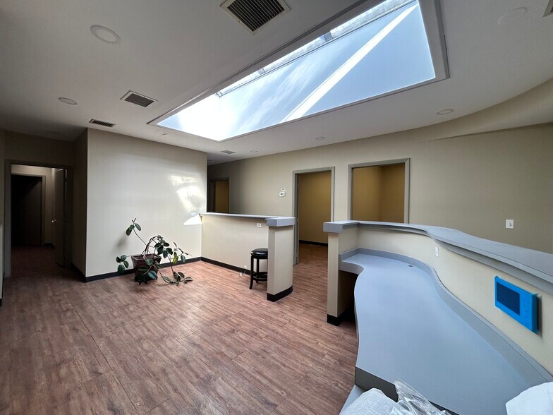 More Photos Of 4956 W Irving Park Rd, Chicago Office For Lease