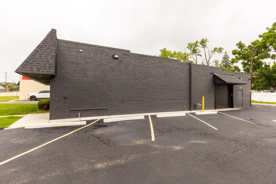 More Photos Of 2580 Dixie Hwy, Waterford Freestanding For Sale