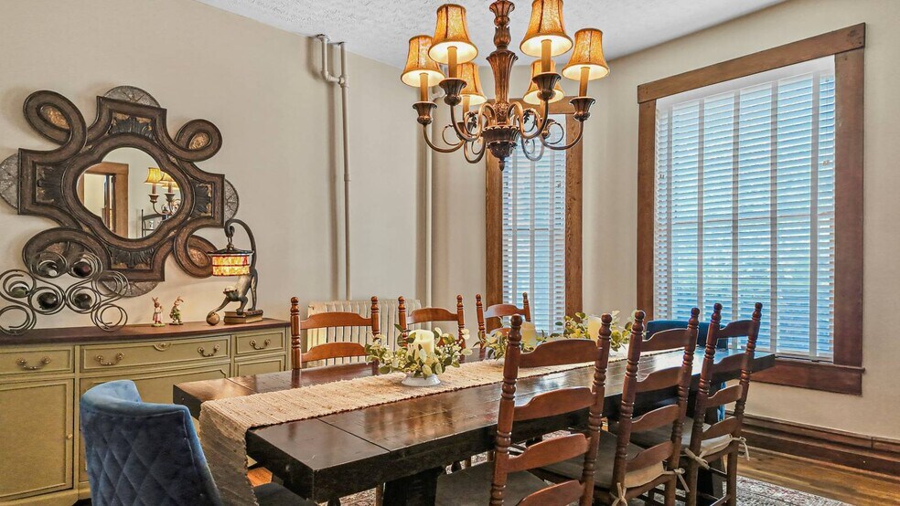 More Photos Of 323 Ballengee St, Hinton Office For Sale