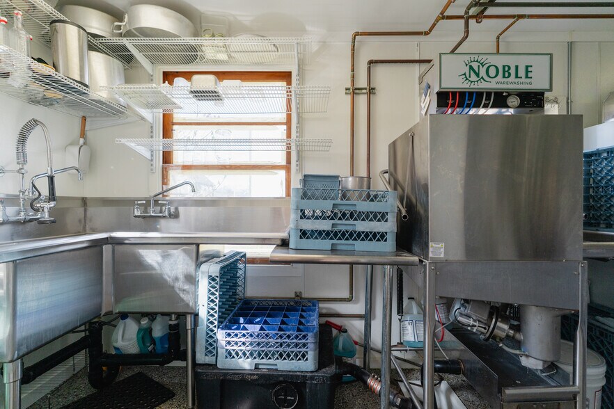 More Photos Of 927 S Cobb St, Palmer Restaurant For Sale