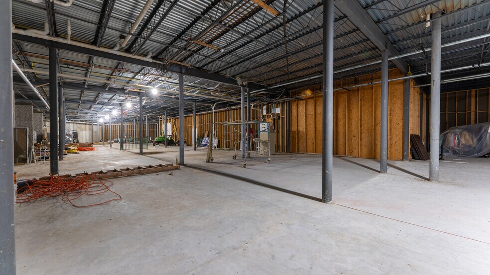More Photos Of 4466 Horseshoe Bend Pky, Village Of Four Seasons General Retail For Sale