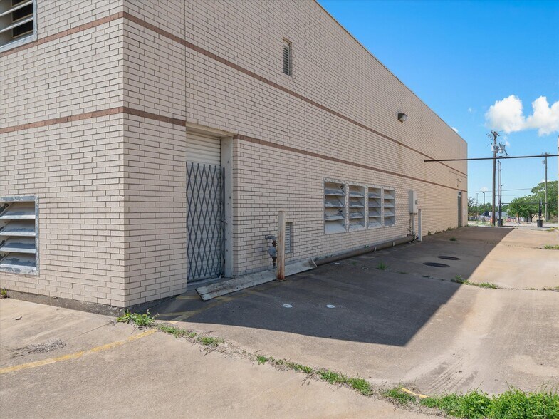 More Photos Of 94 State Highway 205, Terrell General Retail For Sale