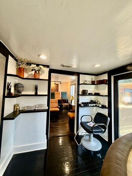 More Photos Of 209 Fannin St, Tomball Freestanding For Sale