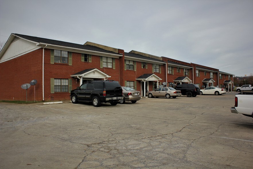 Primary Photo Of 460 Richardson Rd SE, Calhoun Apartments For Sale