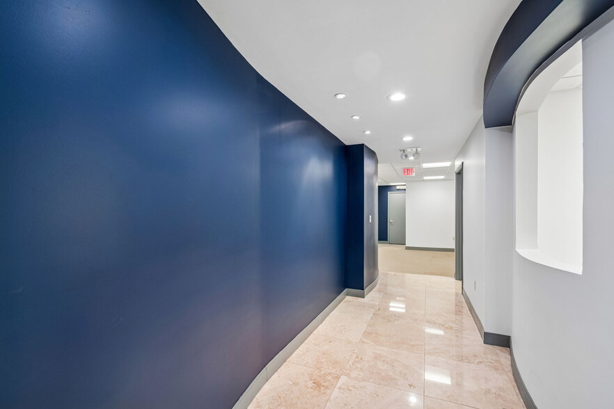 More Photos Of 13940 N Dale Mabry, Tampa Office For Sale