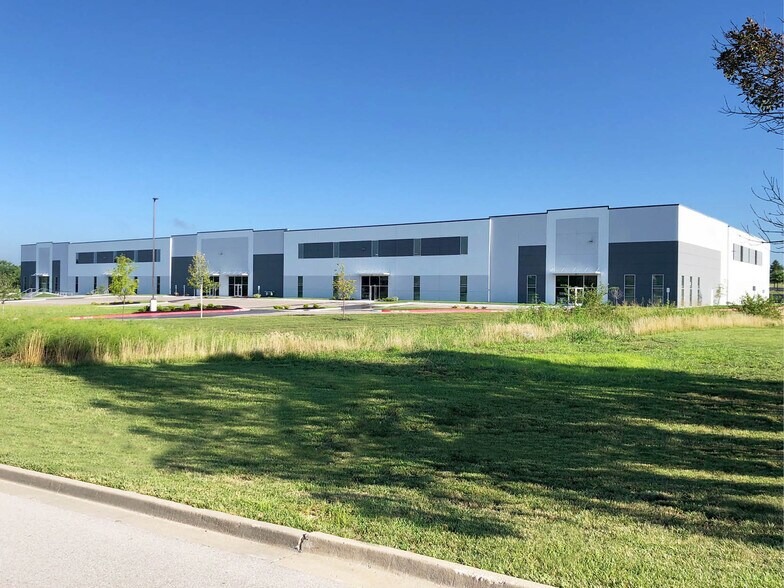 More Photos Of 23504-23540 W 86th St, Shawnee Warehouse For Lease