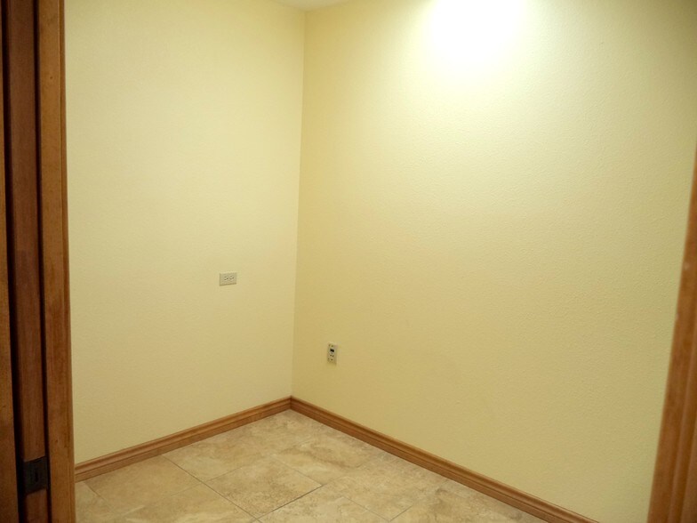 More Photos Of 515 N King St, Seguin Medical For Sale