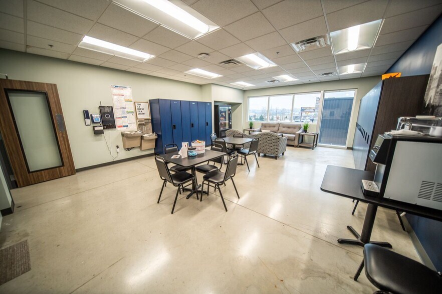 More Photos Of 1820 14th St NW, Rochester Flex For Lease