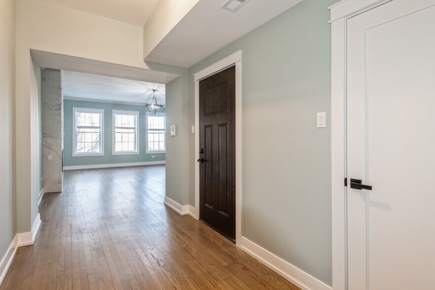 More Photos Of 1535 W Estes Ave, Chicago Multifamily For Sale