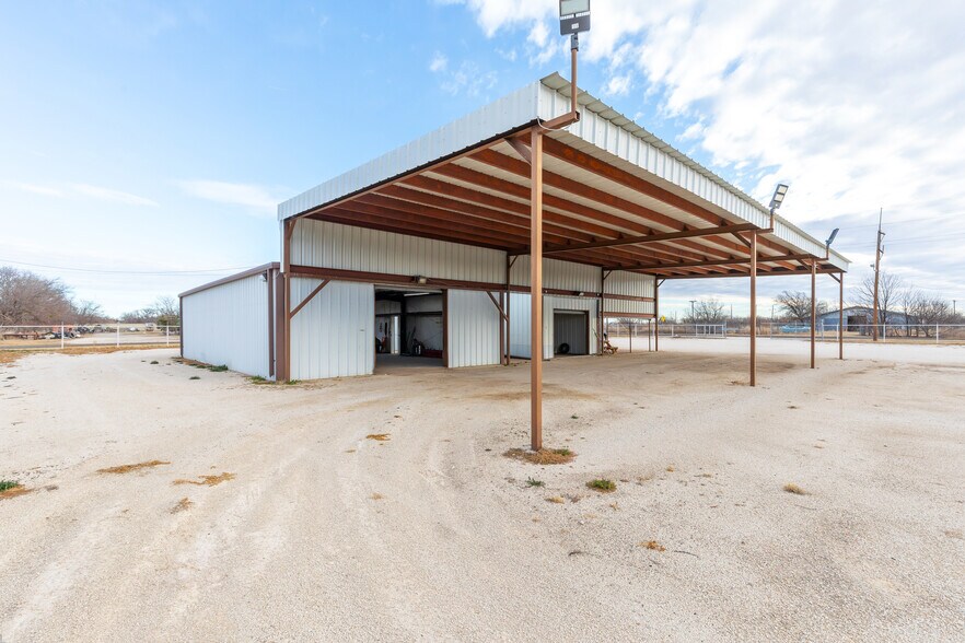 More Photos Of 711 S 3rd Ave, Munday Warehouse For Sale