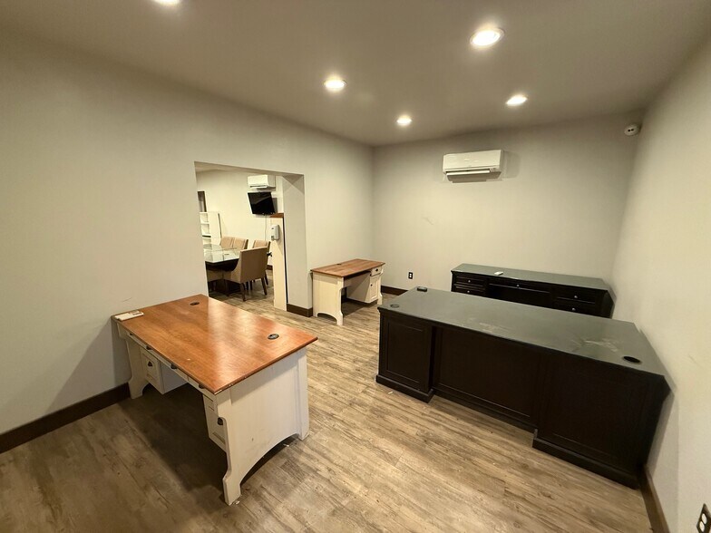 More Photos Of 28 N Hickory St, Sapulpa Industrial For Sale