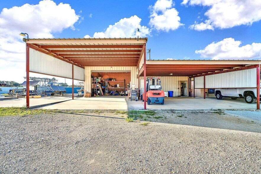 More Photos Of 389 Interstate 35 S, Devine Unknown For Lease