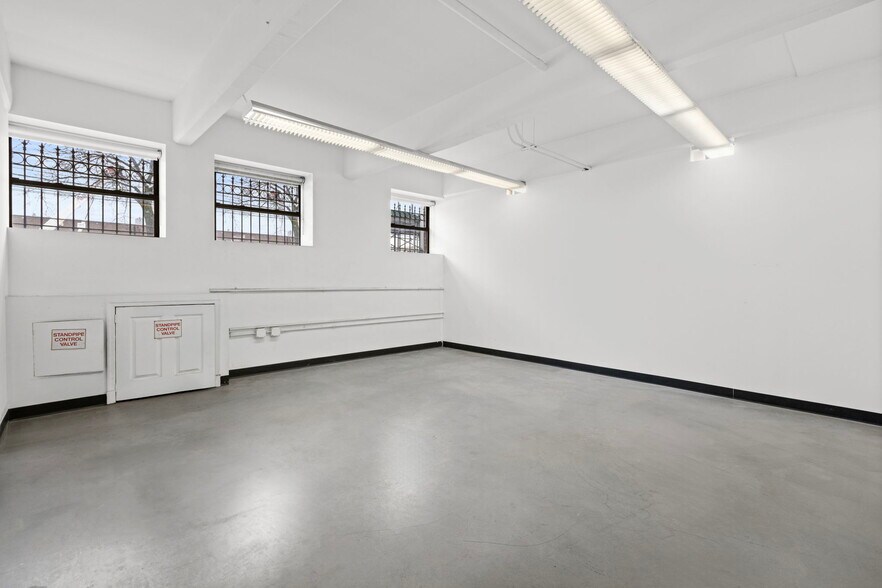 More Photos Of 11-17 43rd Ave, Long Island City Office For Lease