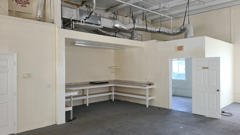 More Photos Of 28631 N Diesel Dr, Bonita Springs Light Manufacturing For Lease
