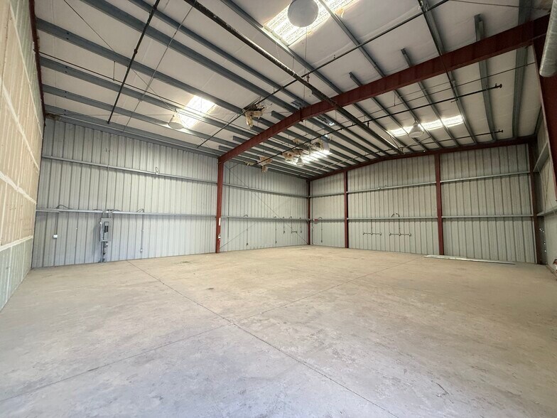 More Photos Of 21962 Railroad St, San Joaquin Warehouse For Sale