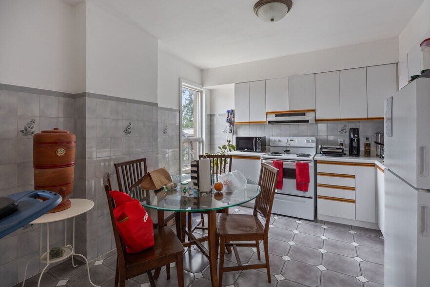 More Photos Of 1264 College St, Toronto Storefront Retail Residential For Sale
