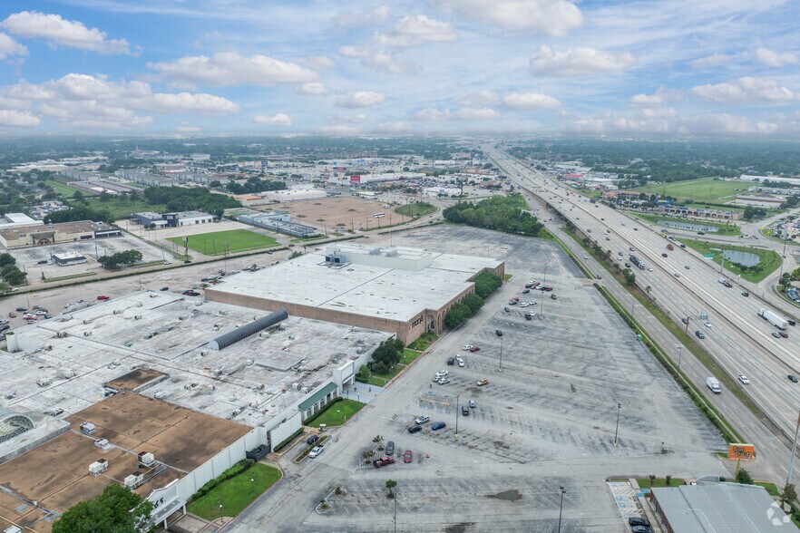 More Photos Of 100 Almeda Mall, Houston Department Store For Lease