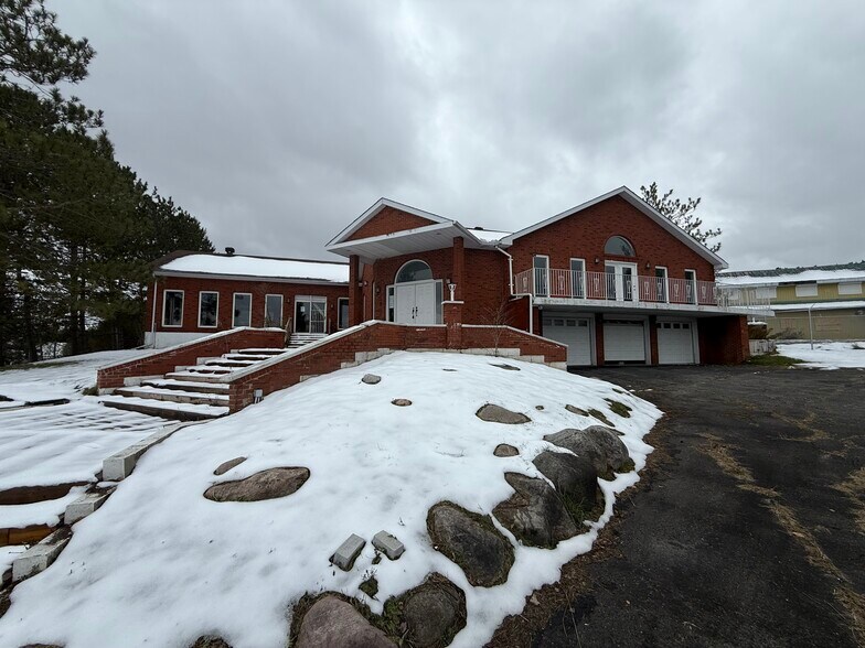 More Photos Of 8411 Russell Rd, Ottawa Flex For Sale