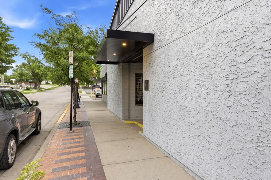 More Photos Of 326 SE Douglas St, Lees Summit Office For Sale