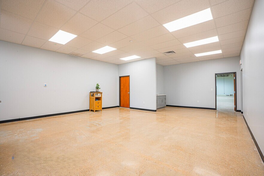 More Photos Of 3130-3140 Towerwood Dr, Farmers Branch Light Manufacturing For Lease