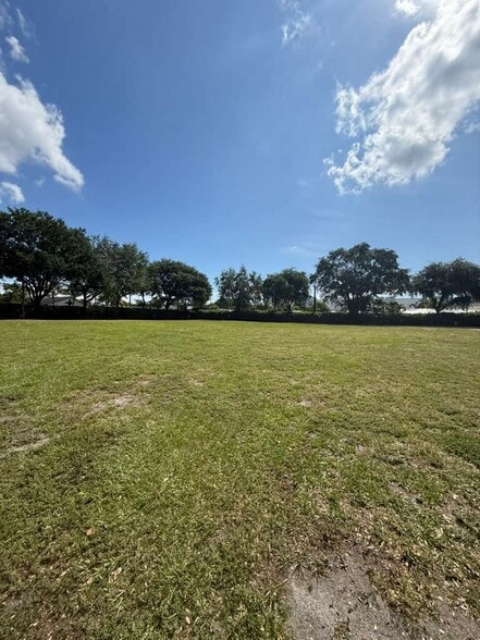 More Photos Of 3273-3289 Lake Worth Rd, Palm Springs Warehouse For Lease