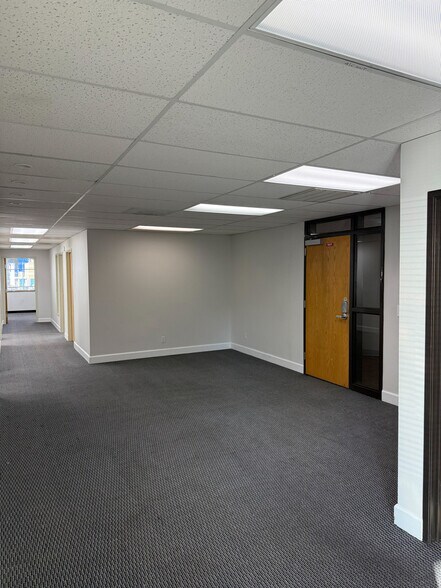 More Photos Of 7831 SE Lake Rd, Portland Office For Lease