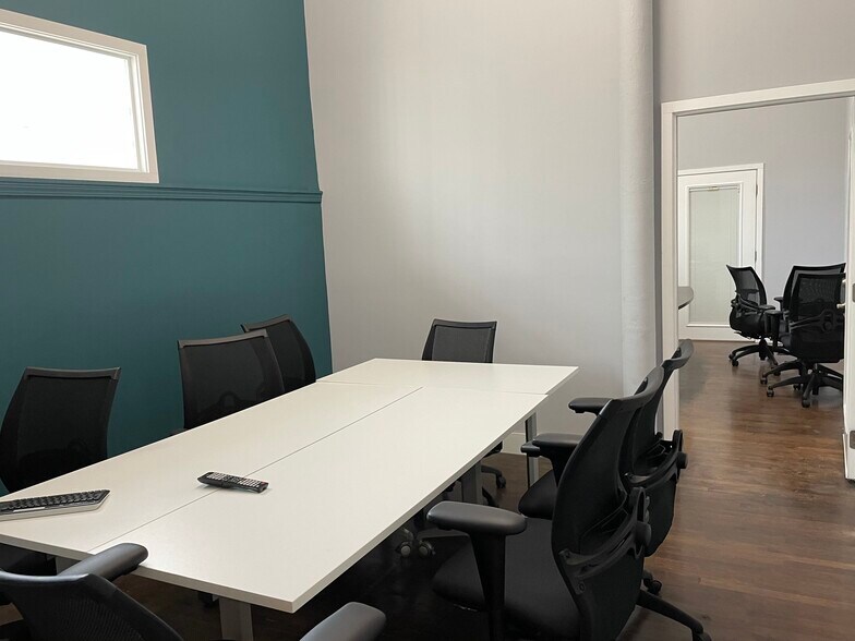 More Photos Of 4020 N Elston Ave, Chicago Storefront Retail Office For Lease