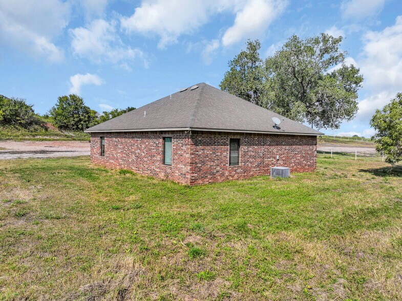 More Photos Of 10910 N County Road 3010, Lindsay Warehouse For Sale