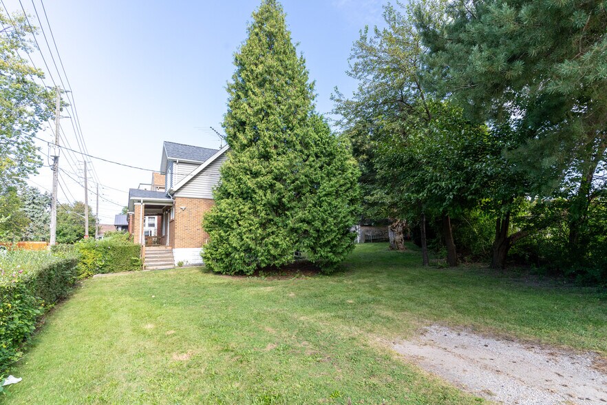 More Photos Of 738 Brock St, Windsor Multifamily For Sale