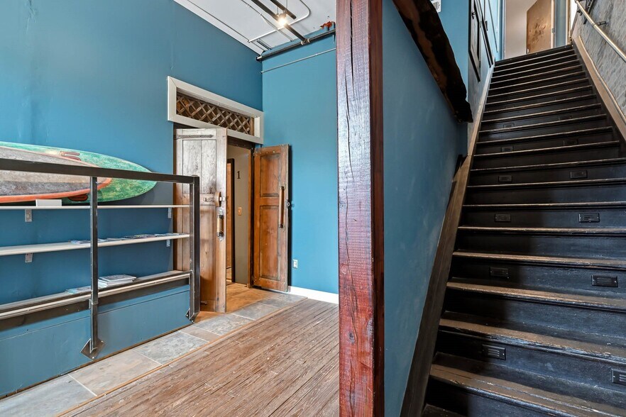 More Photos Of 214 E Commercial St, Springfield Storefront Retail Office For Sale