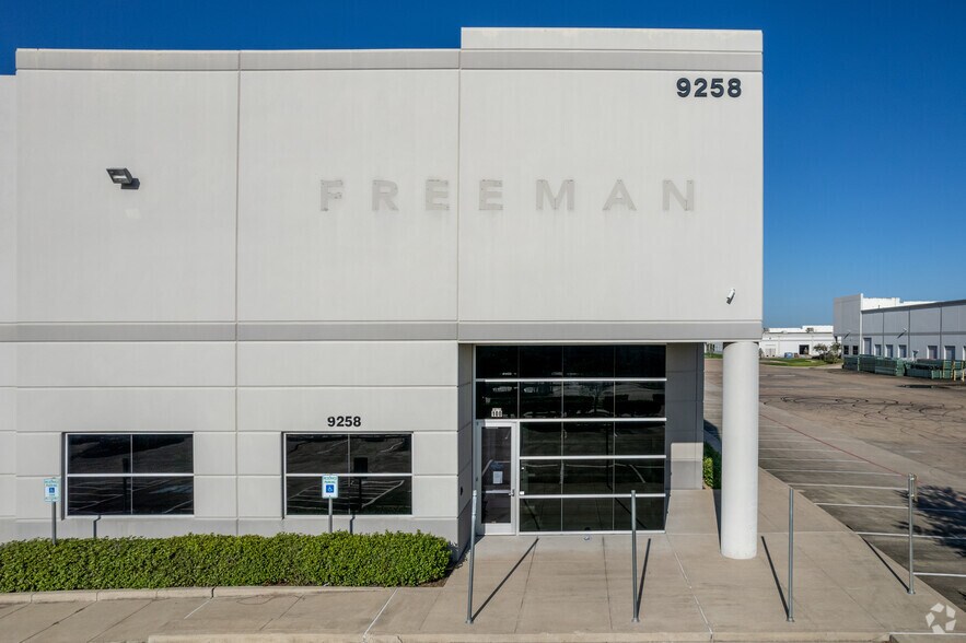 More Photos Of 9258 Park South Vw, Houston Warehouse For Lease