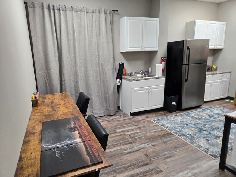 More Photos Of 194 Industrial Blvd, McKinney Showroom For Lease