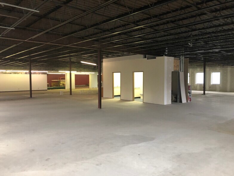 More Photos Of 6601 MacCorkle Ave SE, Charleston Flex For Lease
