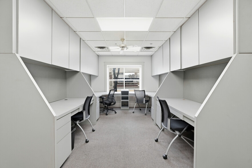 More Photos Of 2 N College Ave, Fayetteville Office For Lease