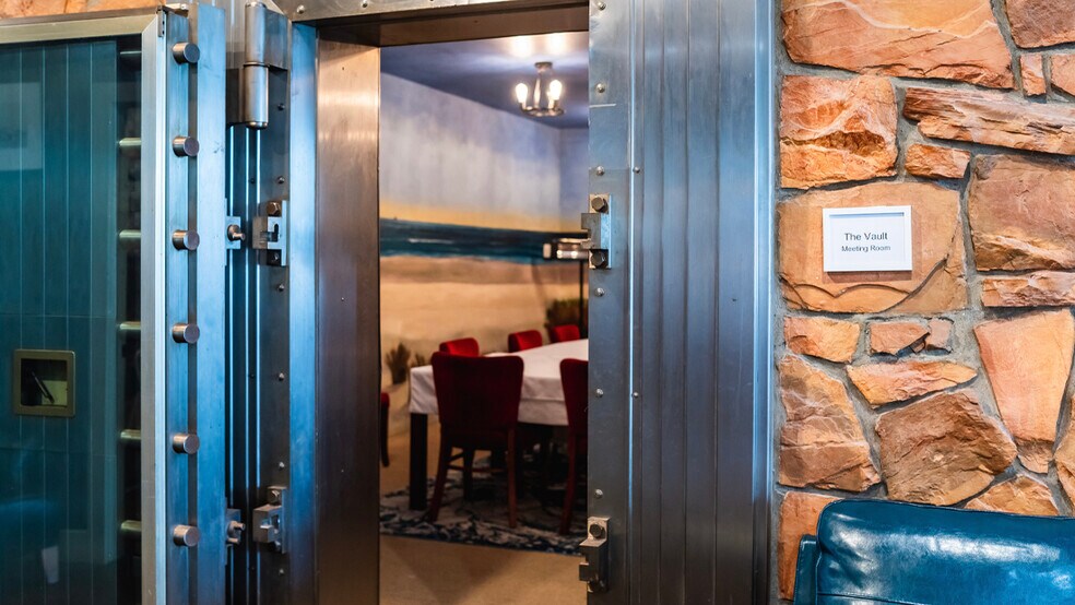 More Photos Of 210 S Holladay Dr, Seaside Restaurant For Sale