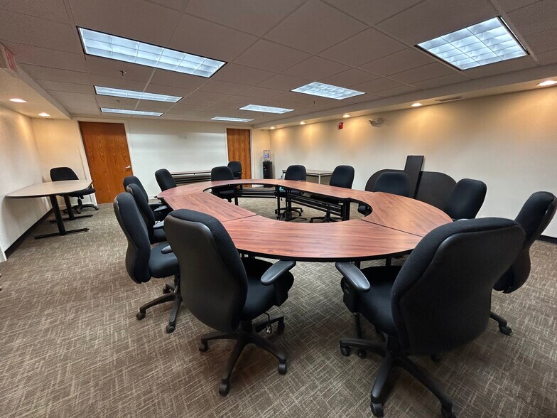 More Photos Of 1240 Meadow Rd, Northbrook Medical For Lease