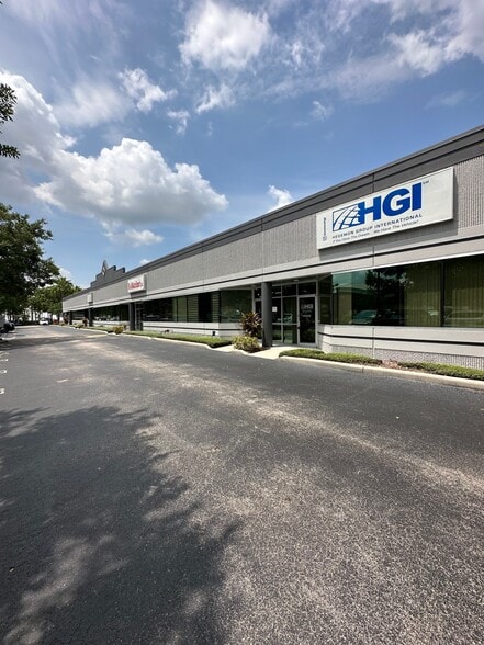 More Photos Of 7901 Kingspointe Pky, Orlando Showroom For Sale