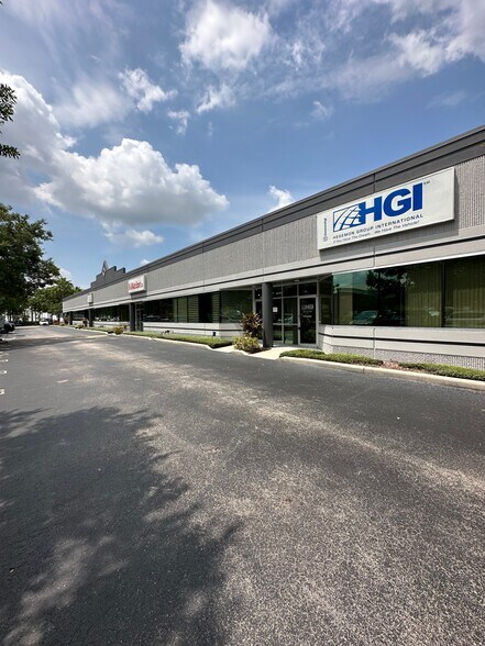 More Photos Of 7901 Kingspointe Pky, Orlando Showroom For Sale