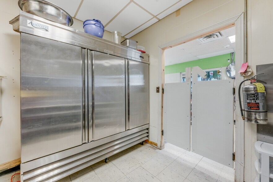 More Photos Of 154 Bridge St, Junior Restaurant For Sale